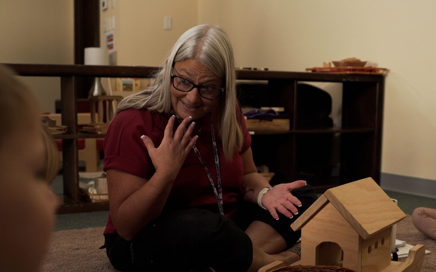 Teacher working with children | UPC Discovery